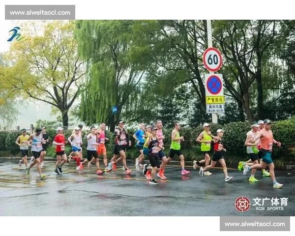 首届环洪湖马拉松开跑：7000 选手绘就生态画卷